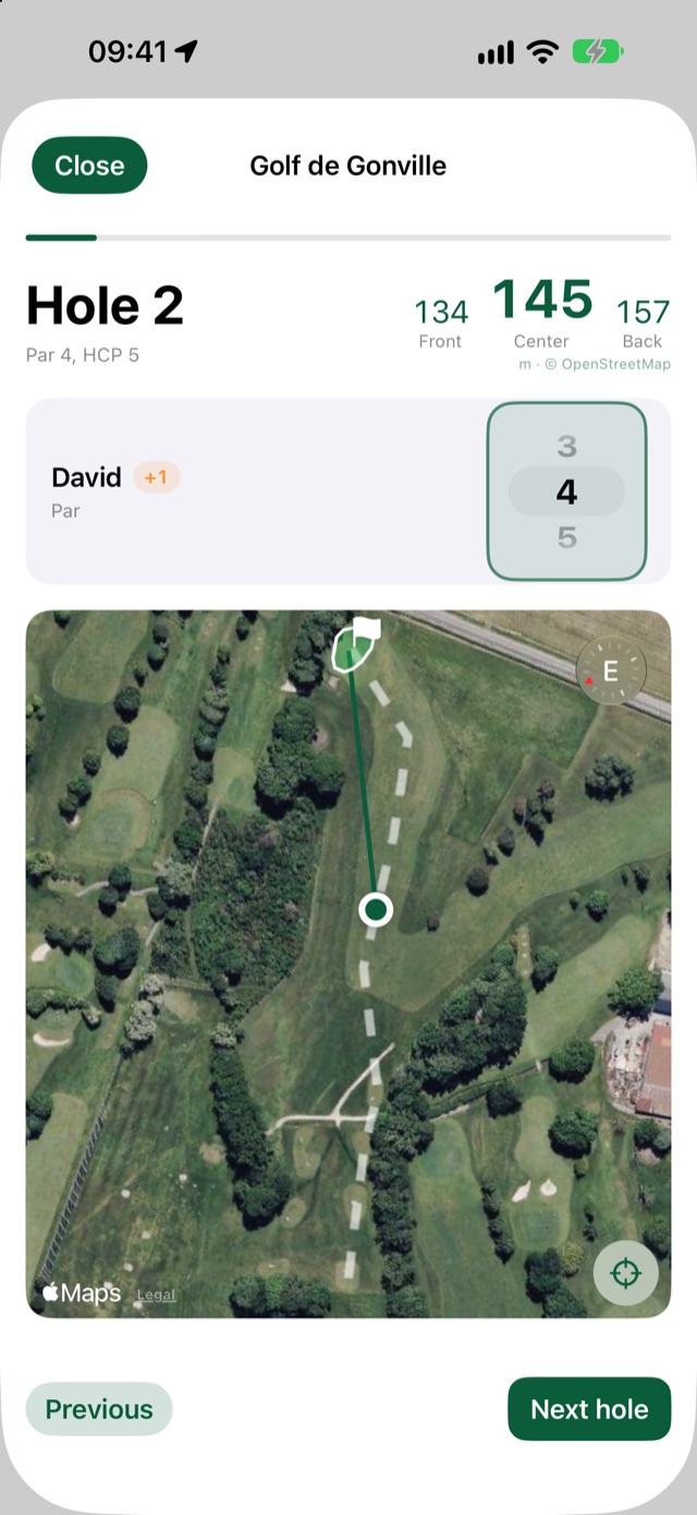 Distances to the green and satellite hole map on iPhone